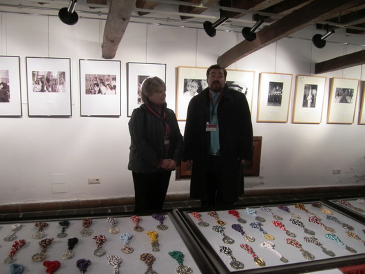 La jornada del viernes día 4 se iniciaba con la inauguración de la exposición “Sentimiento Cofrade” organizada por la Federación Nacional de Asociaciones Mujeres Cofrades, que muestra cuarenta fotografías en las que se refleja la implicación y labor que desarrolla la mujer en la Semana Santa de las ciudades de Cuenca, Cartagena, Granada, Zamora, localidades de la Archidiócesis de Barcelona y Medina del Campo. Junto a esta se expone también una colección de casi trescientas medallas cofrades de toda España, que pertenece a Miguel Ángel Mateo Marcellan.